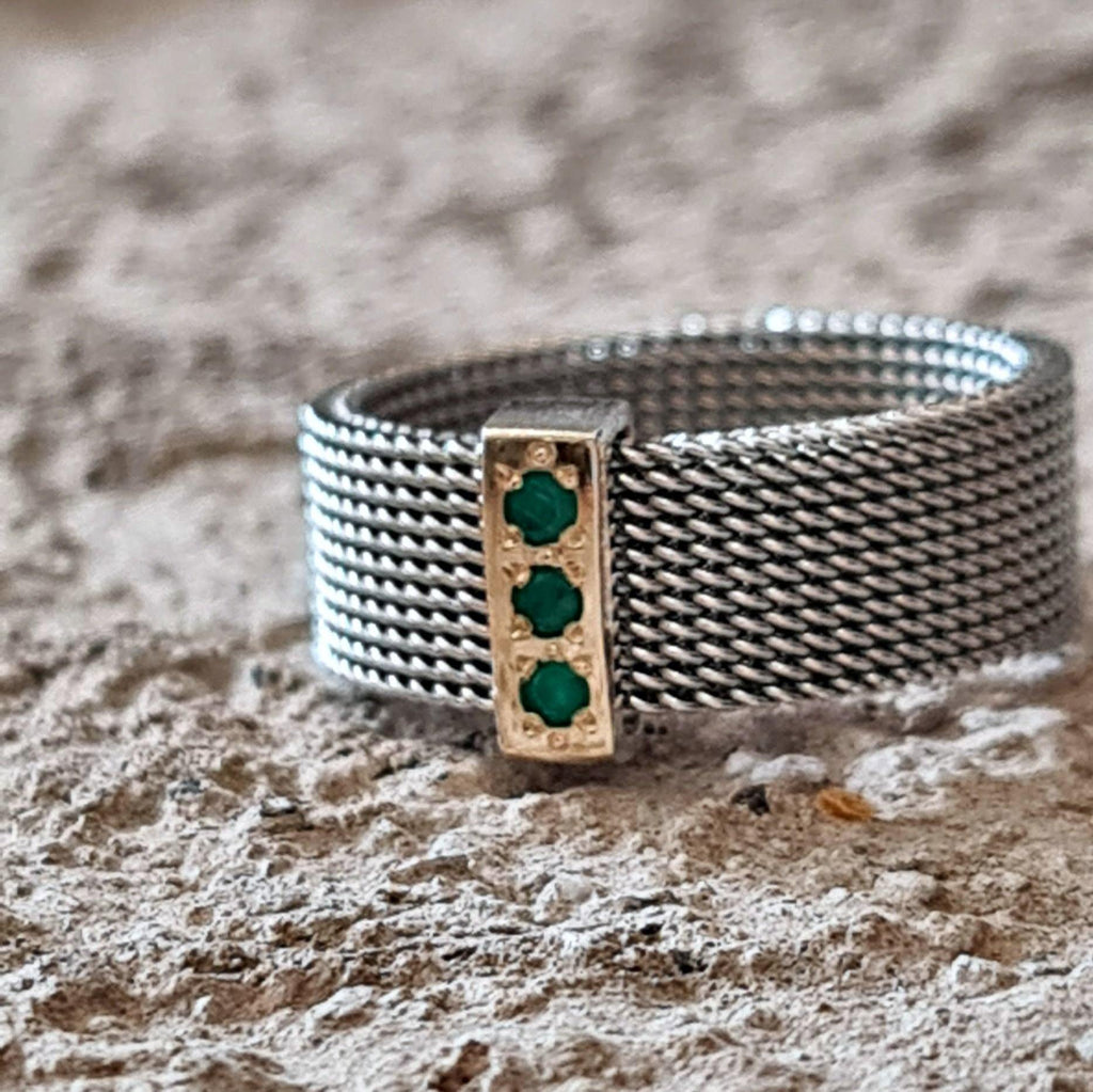 טבעת רשת עם חבק כסף וזהב משובצת 3 אבני אוניקס ירוק - Symbolic Design