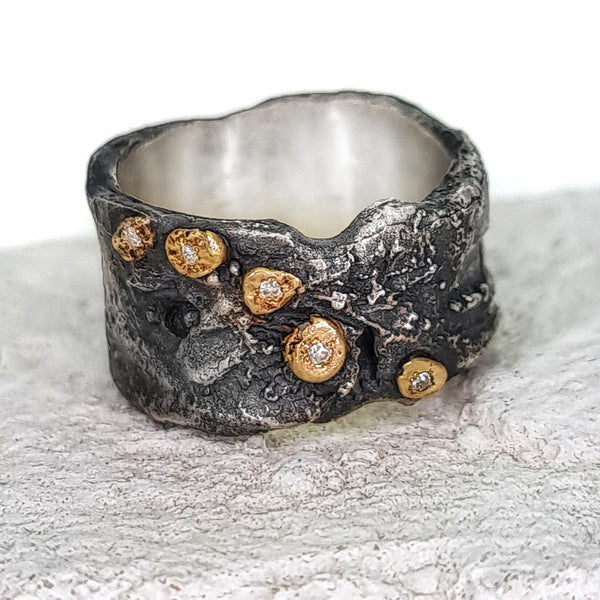טבעת כסף מושחרת בעיצוב לא מעובד, עם חלוקי זהב 14 קרט משובצים ביהלומים - Symbolic Design
