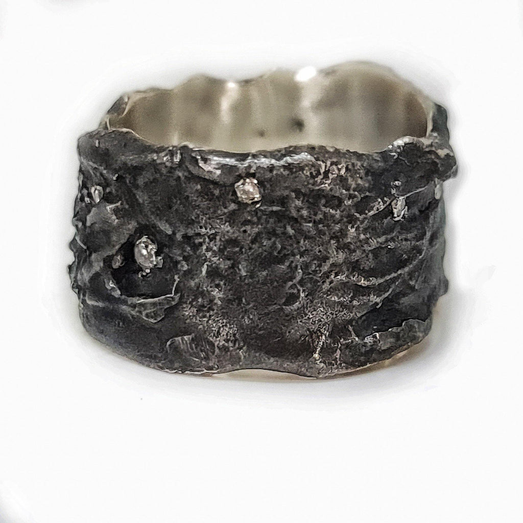 טבעת כסף 925 מושחרת משובצת יהלומים בעיצוב גס ולא מעובד - Symbolic Design