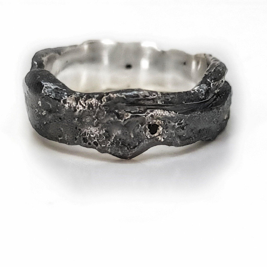טבעת כסף 925 מושחרת משובצת יהלומים שחורים בעיצוב גס ולא מעובד - Symbolic Design