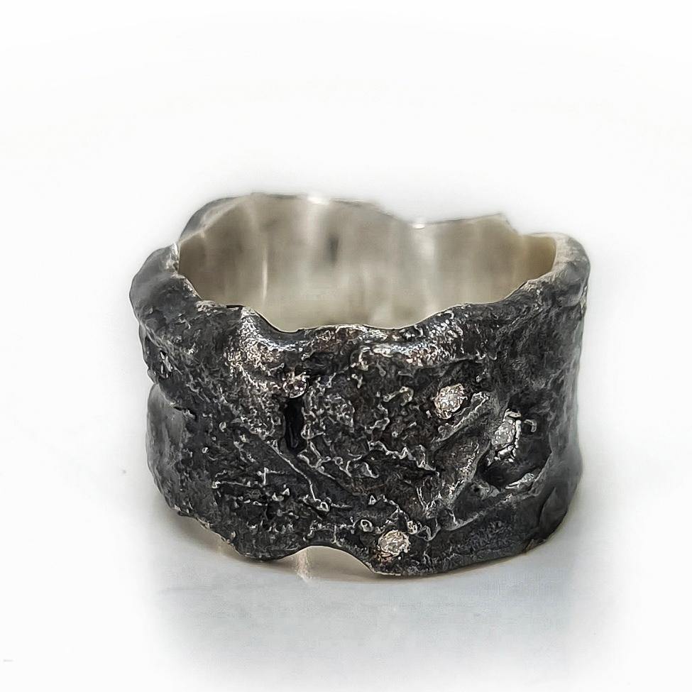 טבעת כסף 925 מושחרת משובצת יהלומים בעיצוב גס ולא מעובד - Symbolic Design