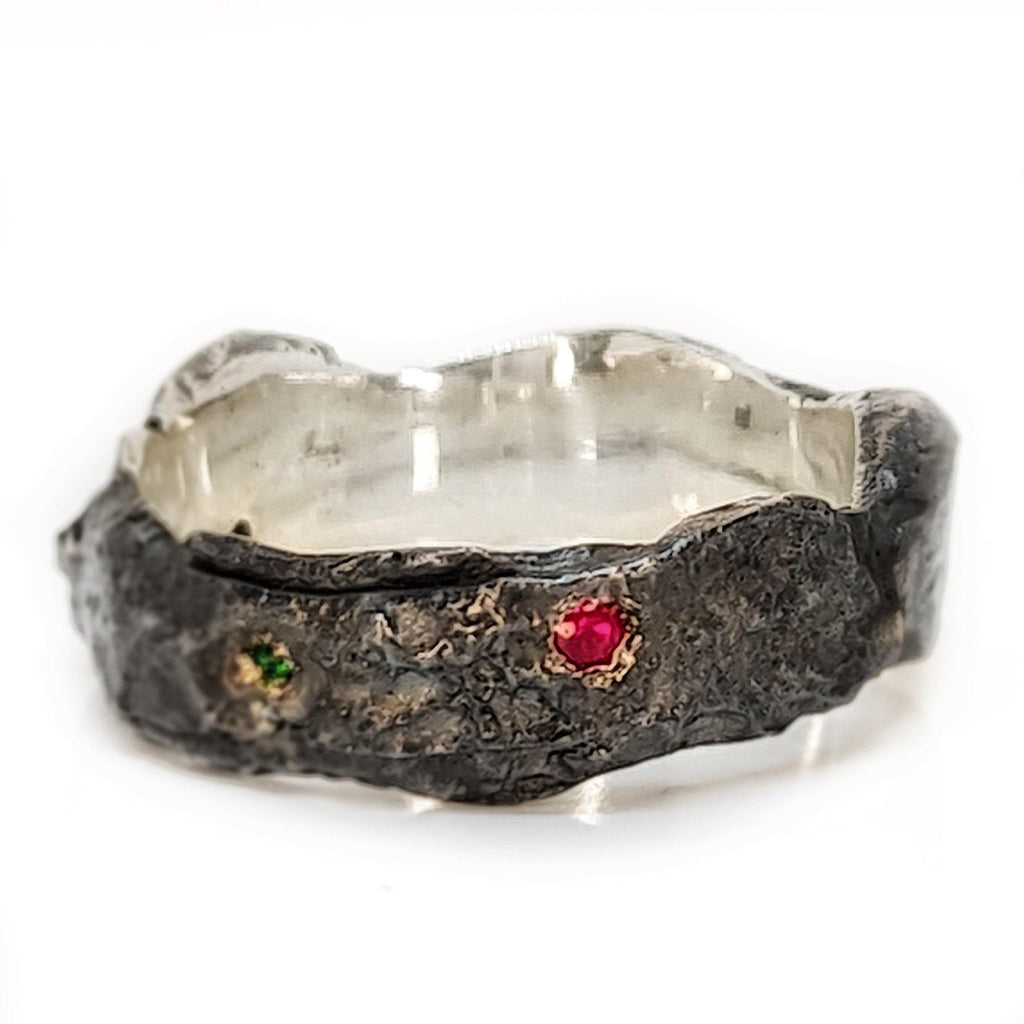טבעת כסף 925 מושחרת משובצת יהלומים ואבני חן  בעיצוב גס ולא מעובד - Symbolic Design