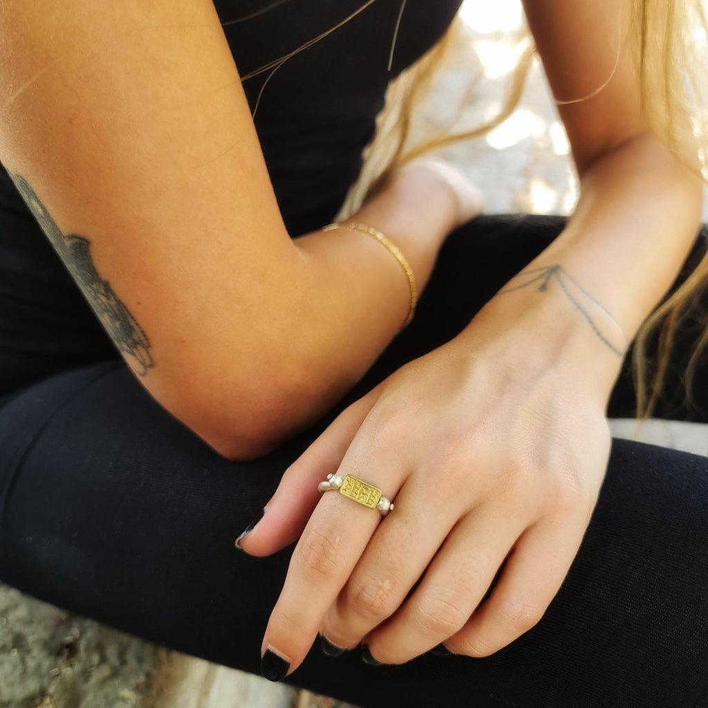 טבעת דו צדדית מכסף 925 עם חריטה מפליז בעברית עתיקה, בריאות ואהבה - Symbolic Design