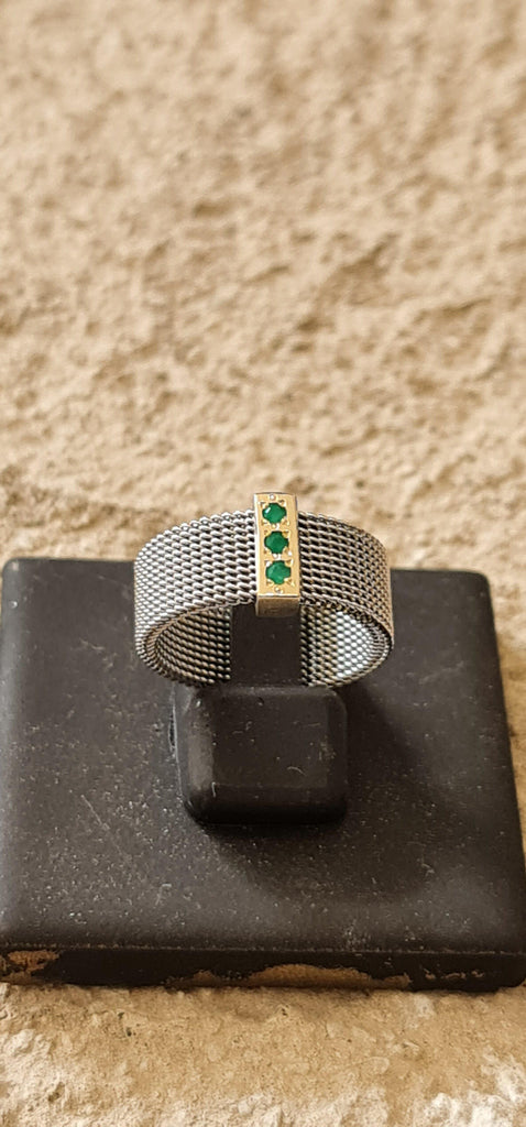 טבעת רשת עם חבק כסף וזהב משובצת 3 אבני אוניקס ירוק - Symbolic Design