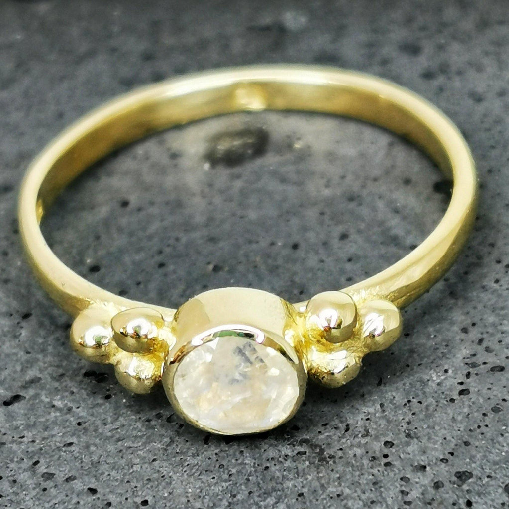 טבעת זהב 14 קראט עם אבן מונסטון בצבעי פנינה, טבעת וינטאג' בעבודת יד - Symbolic Design