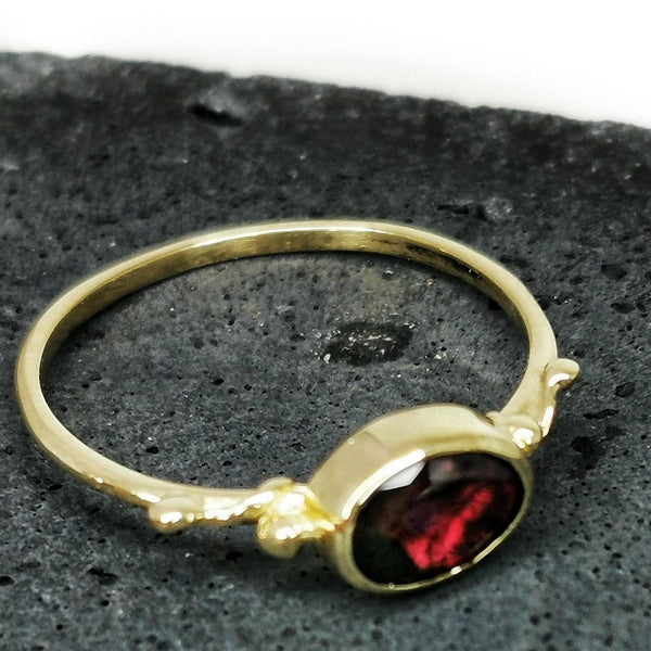 טבעת זהב 14 קראט עם אבן גרנט אדומה, טבעת וינטאג' בעבודת יד - Symbolic Design