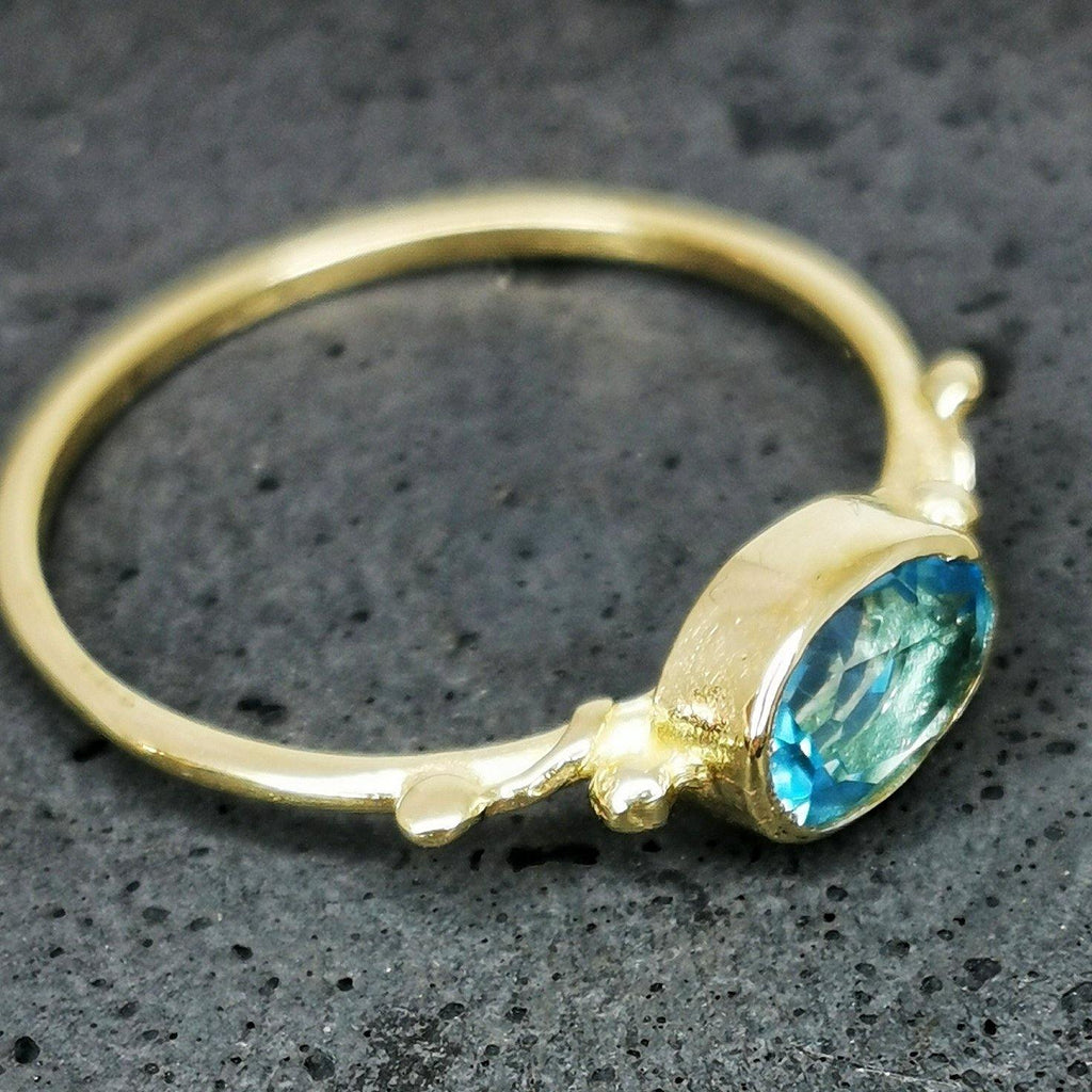 טבעת זהב 14 קראט עם אבן טופז תכלת, טבעת וינטאג' בעבודת יד - Symbolic Design