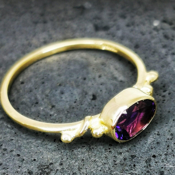 טבעת זהב 14 קראט עם אבן אמטיס, טבעת וינטאג' בעבודת יד - Symbolic Design