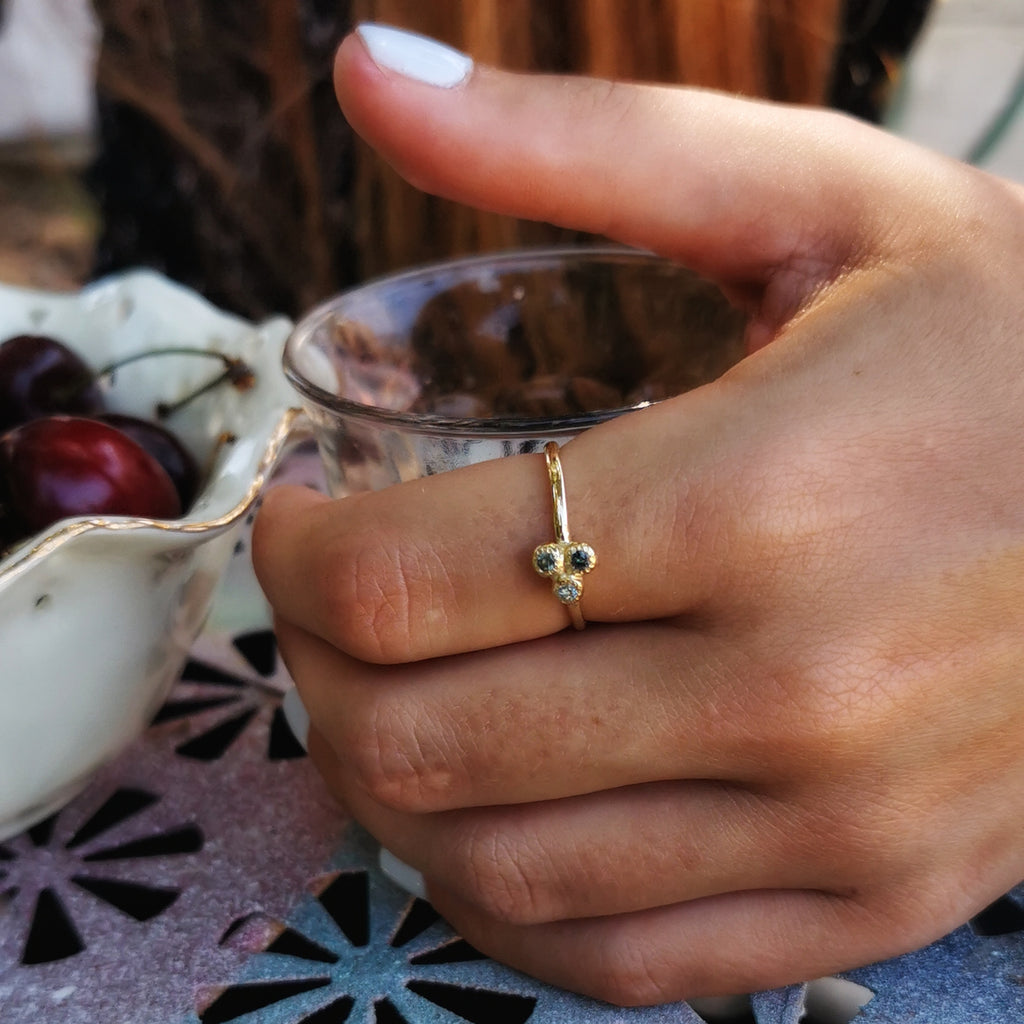 טבעת זהב 14 קראט עדינה ויפיפייה בשיבוץ  3 אבני  טופז בעיצוב מינמליסטי - Symbolic Design