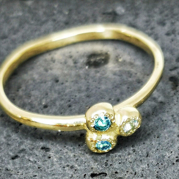 טבעת זהב 14 קראט עדינה ויפיפייה בשיבוץ  3 אבני  טופז בעיצוב מינמליסטי - Symbolic Design
