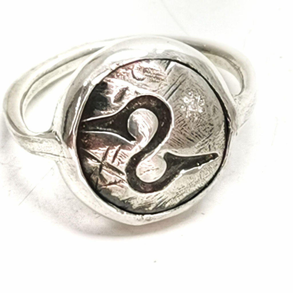 טבעת כסף 925 עם יהלום 0.1 קרט עם סמל יונק הדבש האינדיאני בעבודת יד - Symbolic Design