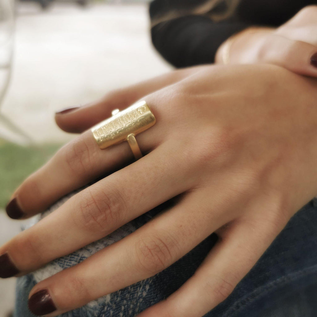 טבעת ציפוי זהב עם חריטה בעבודת יד של שיר אהבה של רבי יהודה הלוי - Symbolic Design
