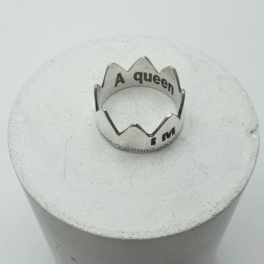IM AQUEEN טבעת כסף 925 בצורת כתר עם חריטה של - Symbolic Design