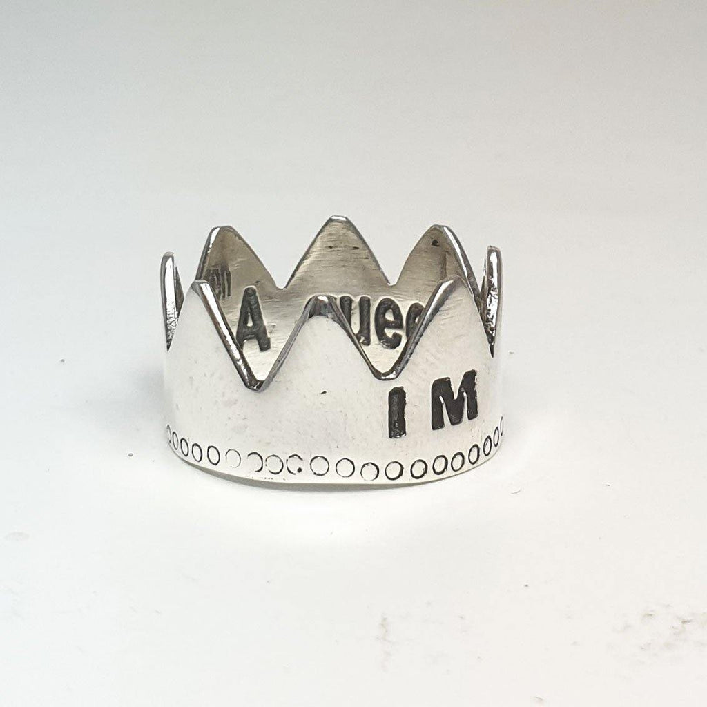IM AQUEEN טבעת כסף 925 בצורת כתר עם חריטה של - Symbolic Design